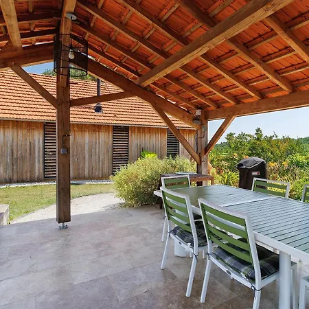 Pour 6 Personnes Avec Piscine *